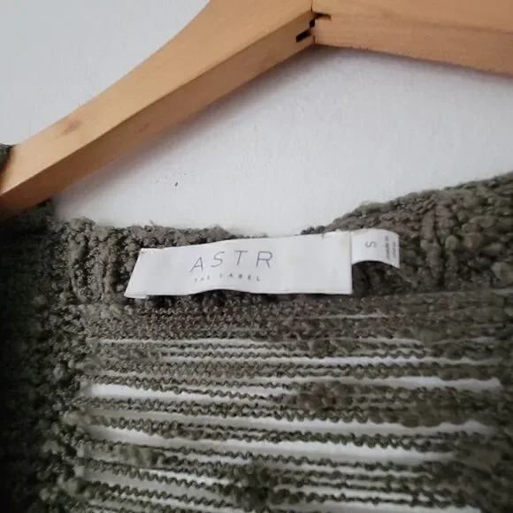 Astr the Label Olive Green V-neck Sweater Distressed Ladder Back S - Picture 3 of 6